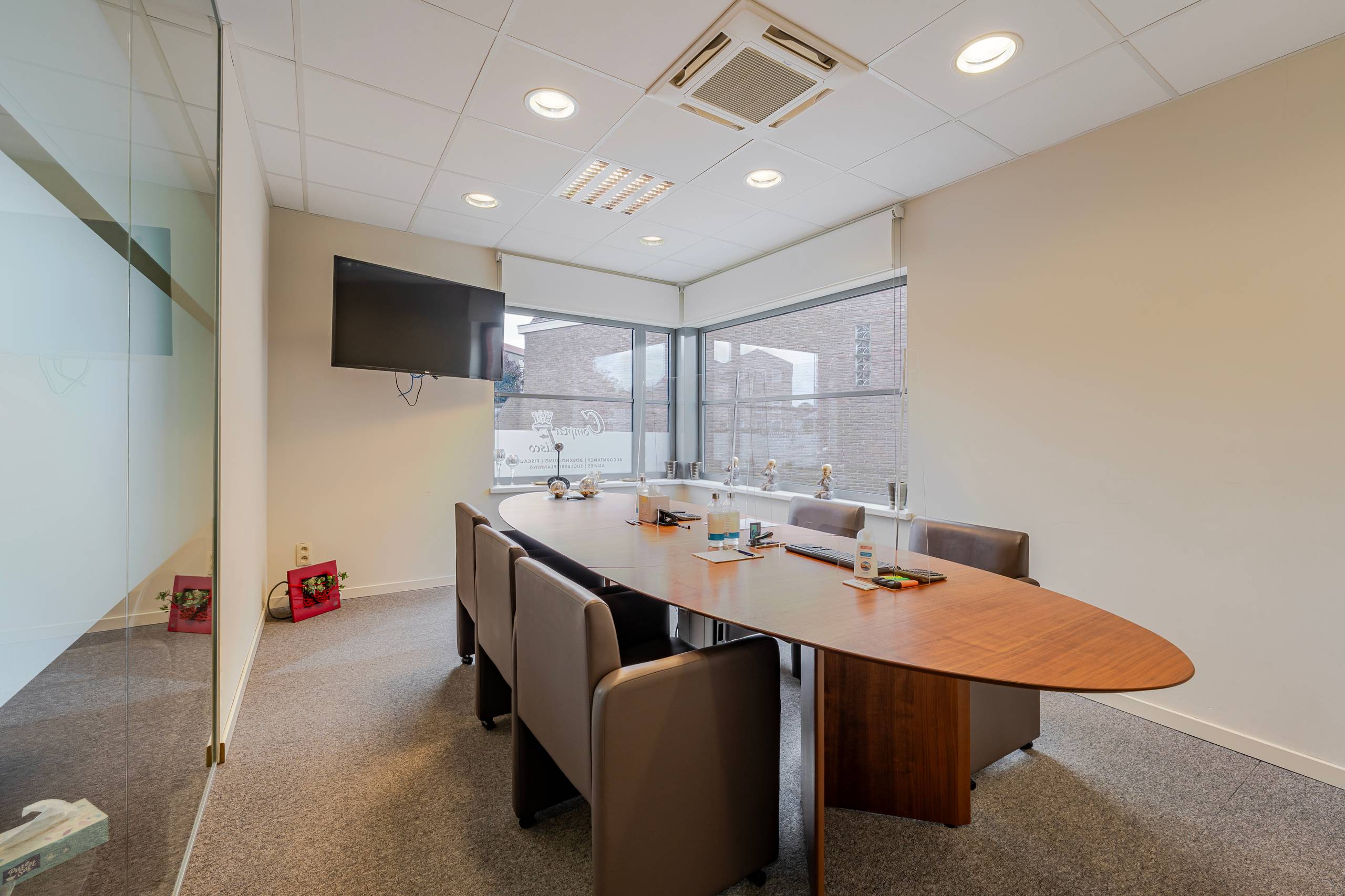 Stijlvol kantoor met 6 parkeerplaatsen te huur - foto 4