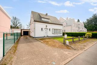 <strong>Charmant alleenstaand landhuisje met leuke tuin en polyvalente knap bijgebouw van ca. 200 m²</strong><br />Bij het betreden van de woning kom je in een ruime hal met apart gastentoilet. Op het gelijkvloers bevindt zich een veelzijdige kamer die perfect dienst kan doen als bureel of extra slaapkamer, voorzien van talrijke ingemaakte kasten. Daarnaast is er een ruime berging die eventueel kan worden omgevormd tot een tweede badkamer.<br />De sfeervolle leefruimte straalt warmte en gezelligheid uit, met een open haard als centraal element en maatkasten rondom. Groot raampartij zorgt voor veel natuurlijk licht en bieden een mooi uitzicht op het ruime terras en de zonnige tuin met optimale privacy.<br />De ingerichte keuken is praktisch en functioneel<br /><strong>Op de eerste verdieping</strong> hebt u de nachthal met ingemaakte kastjes er bevinden zich twee slaapkamers, waarvan één met uitgebreide ingemaakte kasten. De ruime badkamer is uitgerust met een ligbad en badkamermeubel.<br />Een absolute troef van deze eigendom is de indrukwekkende polyvalente ruimte van ca. 200 m². Dankzij de koepels en ramen geniet deze ruimte van overvloedig natuurlijk licht. Verder beschikt ze over een aparte wc, wasplaats en extra bergruimte, wat tal van mogelijkheden biedt (atelier, praktijkruimte, hobbyruimte, kleien zelfstandige,opslag ...).<br />EPC 422 ( landhuisje is voldoende gesoleerd,maar vermits polyvalente ruimte aanpaalend is aan woning is deze meegerekend )