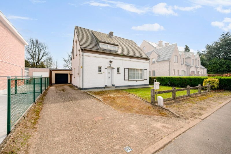 CHARMANTE ALLEENSTAAND LANDHUISJE MET LEUKE TUIN EN POLYVALENT KNAP BIJGEBOUW VAN 200 M² - foto 2