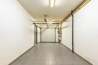 <p>Appartement in Gent met garage, ruim terras en mogelijkheid tot 3 slaapkamers.</p>
<p>Dit appartement in Gent biedt een praktische indeling en een centrale ligging nabij scholen, openbaar vervoer, het station en belangrijke invalswegen. De ruime leefruimte en het aangename terras zorgen voor extra wooncomfort, terwijl de garage een grote meerwaarde biedt in de stad. Dankzij de flexibele indeling is er mogelijkheid om tot 3 slaapkamers te voorzien, ideaal voor gezinnen, koppels of wie extra ruimte zoekt voor een bureau of hobbykamer. De ligging in een sociale en levendige omgeving nabij parken maakt dit appartement extra aantrekkelijk. Een interessante opportuniteit voor wie comfortabel wil wonen in Gent.</p>
<p> </p>
<p>Belangrijkste ruimtes:<br />• Ruime woonkamer (26 m²) met veel lichtinval<br />• Keuken (16 m²) met kasten en toestellen<br />• Slaapkamer (15 m²)<br />• Grote multifunctionele ruimte met mogelijkheid tot extra slaapkamer(s)<br />• Slaapkamer (11,5 m²)<br />• Badkamer (6,5 m²) met douche en ligbad<br />• Apart toilet met handenwasser<br />• Terras (25,4 m²) met ruimte om buiten te genieten<br />• Garage (19,1 m²) met automatische garagepoort</p>
<p>Troeven:<br />• Garage inbegrepen<br />• Mogelijkheid tot 3 slaapkamers<br />• Ruim terras van 25,4 m²</p>
<p> </p>
<p>Neem vandaag nog contact op voor een bezoek.</p>
<p>JOUW DROOMAPPARTEMENT. ZO GEVONDEN!</p>