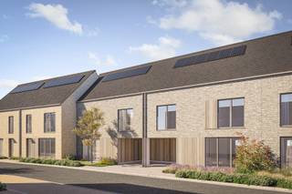 Moderne gesloten <strong>energiezuinige nieuwbouwwoning </strong>(220 m²) met 3 slaapkamers, een inpandige garage en een tuin met oost-oriëntatie. Dankzij de grote, <strong>flexibele zolderruimte </strong>onder het hellend dak is er nog plaats voor een <strong>vierde en eventueel vijfde slaapkamer of hobbyruimte</strong>.<br /><br /><br /><strong>De leefruimte van de woning is dubbel georiënteerd</strong>. Dat betekent dat ze aan de voorkant uitgeeft op het <strong>publieke park</strong>, en aan de achterzijde op je <strong>private tuin</strong>. Binnen en buiten vloeien moeiteloos in elkaar over. <strong>Zalig genieten van al dat groen dus!</strong><br /><br /><strong>Dit huis is uitstekend geïsoleerd en zeer energieefficiënt</strong>. Een <strong>warmtepomp </strong>en <strong>vloerverwarmingssysteem </strong>creëren altijd een <strong>aangenaam binnenklimaat</strong>, zowel in de zomer als in de winter. En dat heeft natuurlijk een impact op je energiefactuur. Rij je met een elektrische wagen? Dan kan je autostaanplaats of carport voorzien worden van laadinfrastastructuur.<br /><br />Meer informatie? Contacteer ons via 014 48 01 62 of check matexi.be/geel-laar.<br /> 