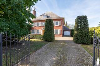<strong>Unieke, statige villa</strong> met mooie parktuin nabij het centrum van <strong>Hoogstraten</strong> gelegen<br /><br /><strong><span>INDELING</span></strong><br />
<ul>
<li>Inkomhal met gastentoilet</li>
<li>Bureaukamer</li>
<li>Trappenhal</li>
<li>Ruime woonkamer met haard en openslaande deuren naar de tuin</li>
<li>Leefkeuken met toegang tot de kelder en achteringang</li>
<li>Wasplaats/ bijkeuken</li>
<li>Extra toilet</li>
<li>Dubbele garage</li>
</ul>
<br /><strong>Eerste verdieping:<br /></strong>
<ul>
<li><strong>5 slaapkamers</strong></li>
<li>Badkamer ensuite aan hoofdslaapkamer</li>
<li>Separaat toilet</li>
<li>Saunaruimte - extra slaapkamer/ bureau/ badkamer mogelijk</li>
</ul>
<br /><strong>Tweede verdieping:</strong><br />
<ul>
<li>Polyvalente ruimte in te richten naar wens</li>
</ul>
<br /><strong><span>ALGEMEEN</span></strong><br />
<ul>
<li>Oprit met automatische toegangspoort</li>
<li>Alarmsysteem</li>
<li>Authentieke en kwaliteitsvolle materialen doorheen de woning</li>
<li>Westgerichte tuin met veel privacy</li>
<li>Regenwaterput</li>
<li>Ruime zolder welke verder in te richten is naar eigen wens</li>
<li>Te koop van de eerste eigenaars</li>
</ul>
<p>Kortom,<span> een <strong>unieke villa</strong> met karakter, royale leefruimtes en tal van mogelijkheden. De prachtige <strong>westgerichte parktuin</strong> biedt rust en privacy, op een boogscheut van het centrum van <strong>Hoogstraten</strong>.</span></p>