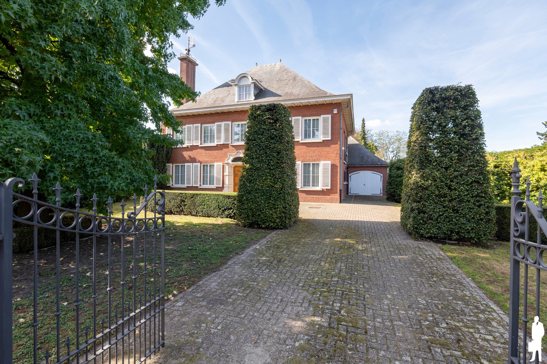 Unieke, statige villa met mooie parktuin nabij het centrum van Hoogstraten gelegen - foto 3