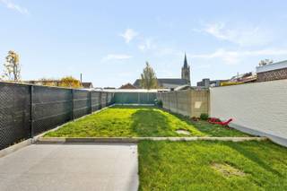 GERENOVEERDE WONING MET 3 SLPKS EN TUINDeze woning werd volledig gestript en heropgebouwd tot een asbestveilige, energiezuinige woning met een Epc...