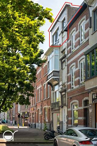 1 slaapkamer appartement gelegen op een boogscheut van de Watersportbaan en de Blaarmeersen Het appartement gelegen op de derde verdieping maakt deel uit van een kleinschalige residentie met slechts drie woonunits en een handelsgelijkvloers, wat zorgt voor een rustige woonomgeving zonder syndicus en met aparte tellers voor gas, elektriciteit en water.<br /><br />Het appartement omvat een inkomhal een ruime leefruimte en een aparte keuken, een ruime kamer en badkamer De elektrische keuring is conform en er wordt verwarmd met een centrale verwarming op aardgas.