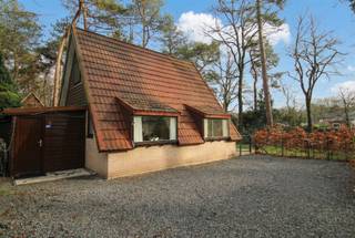 <p><span>Op het recreatiedomein Sonnevijver in Rekem is deze prachtige, instapklare vakantiewoning op zoek naar nieuwe vakantiegangers!</span></p><p><span>Het vakantiepark ligt in een rustig en mooi natuurgebied omgeven door groen met vennen en vijvers.</span></p><p><span>De regio staat bekend als een waar fietsparadijs! Ook voor visliefhebbers zijn er voldoende plaatsen om hun hengel uit te werpen. </span></p><p><span>Daarnaast zijn Lanaken, Maastricht, Genk, Hasselt of Maasmechelen met zijn alom bekende Maasmechelen Village vlot bereikbaar!</span></p><p><span> </span></p><p><span>Deze fantastische chalet die wij u mogen aanbieden, beschikt gelijkvloers over een gezellige woonkamer met keuken in u-vorm (extra slaapplaats mogelijk!)</span></p><p><span>Ook de badkamer is gelijkvloers en heeft een toilet, wastafel en douche. De ruimte onder de trap wordt verder optimaal benut voor extra stockage!</span></p><p><span><br />Op de verdieping zijn nog twee volwaardige slaapkamers en een handig overloopje met extra bergruimte. </span></p><p><span>Buiten is het minstens even aangenaam vertoeven: via het grote schuifraam bereikt u het ruime terras en de ruime tuin, die veel privacy biedt en uitnodigt tot ontspannen en genieten.<br />Daarnaast is er een aangelegde petanquebaan en een vaste buitenbarbecue, ideaal voor gezellige momenten met familie en vrienden! </span></p><p><span>Een aparte buitenberging biedt extra opslagruimte en beschikt over een aansluiting voor de wasmachine. Ook parkeren kan eenvoudig op het eigen perceel.</span></p><h3><span>Pluspunten</span></h3><ul><li><span>Verkoop inclusief inboedel</span></li><li><span>Ruim perceel van 6a16ca</span></li><li><span>Aangelegde petanquebaan en vaste buiten-BBQ</span></li><li><span>Airco en pelletkachel</span></li><li><span>EPC C-label</span></li></ul><p><span>Bijzonderheden:</span></p><p><span> </span></p><p><span>- Erfpachtvergoeding: Definitieve van 2025 €3214,7 en voorlopige van 2026 €3352,74/jaar (indexeerbaar)</span></p><p><span>- Beheersvergoeding: Definitieve van 2025 €691.65 /jaar en voorlopige van 2026 €721.35 (incl. 21% BTW – indexeerbaar).  </span></p><p><span>- Er is GEEN domicilie mogelijk.</span></p><p><span>- Geen hypothecair krediet mogelijk.</span></p><p><span> </span></p><p><span>Wenst u meer info of een bezoek ter plaatse dan kan u ons contacteren op het nummer 0484/35.70.31 of via mail naar diana@jemar.be!</span></p><p><span> </span></p>