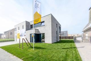 Deze moderne, halfopen woning langs de Zonnebekestraat in Langemark is volledig instapklaar afgewerkt. Hier hoef je geen keuzes of afwerking meer te voorzien en kan je meteen verhuizen.

De woning beschikt over een ruime woon- en eetkamer, een open keuken, berging, 3 slaapkamers en een badkamer. In de westgerichte tuin geniet je van de namiddag- en avondzon.

Winkels, scholen en openbaar vervoer liggen vlakbij. Dankzij de instapklare afwerking is deze woning ook interessant als investering.

Interesse in deze woning? Contacteer nieuwbouwadviseur Kimberly voor meer informatie.