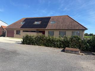 Op zoek naar <strong>een ruime gezinswoning</strong> waar <strong>rust, comfort en een landelijke omgeving</strong> samenkomen? Deze <strong>verzorgde woning,</strong> gebouwd in <strong>2001 </strong>is voorzien van een <strong>volledig omheinde tuin</strong> met terrassen aan zowel de <strong>voor- als achterzijde</strong>. Bovendien bevindt het <strong>Kanaal</strong> zich op 300m waar u prachtige wandel- en fietstochten kunt maken.<br />Op het gelijkvloers zijn alle ruimtes rolstoeltoegankelijk. Via de <strong>ruime inkomhal</strong> met <strong>gastentoilet </strong>komt men in de uitgestrekte <strong>lichtrijke</strong> leefruimte die naadloos aansluit op de <strong>ingerichte keuken</strong>. Daarnaast bevindt zich een <strong>praktische berging</strong>.<br />Verder bevinden zich op het <strong>gelijkvloers 2 ruime slaapkamers</strong> waarvan 1 voorzien is van een <strong>volledig ingerichte ensuitebadkamer met ligbad, inloopdouche, toilet en lavabomeubel.</strong><br />De <strong>eerste verdieping werd in 2020</strong> volledig ingericht. Hier bevinden zich <strong>drie volwaardige slaapkamers, een zolderruimte </strong>(toegankelijk via een slaapkamer en via de garage met een zoldertrap) en een <strong>moderne badkamer,</strong> uitgerust met een <strong>ruime inloopdouche, toilet en lavabomeubel</strong>. Deze verdieping biedt extra comfort en maakt de woning uitermate geschikt voor een groot gezin, een thuiswerkruimte of hobbykamers.<br />De <strong>ruime garage</strong> met sectionale poort is eveneens ingericht als wasplaats met extra bergruimte. Daarnaast beschikt de woning over een <strong>volledig geïsoleerde zolder. </strong><br />Voor de woning en voor de garage zijn <strong>meerdere parkeerplaatsen</strong> voorzien. De woning maakt gebruik van een gedeelde oprit met de buurman, die de achterliggende loods uitsluitend gebruikt voor de stockage van mobilhomes. Er zijn geen productieactiviteiten of lawaaihinder, waardoor u in alle rust kunt wonen.<br />Tevens beschikt de woning over<strong> 20 zonnepanelen </strong>(met de eigenaar kan eventueel besproken worden om warmtepompen met verwarming en koeling te plaatsen). <br />Wenst u een bezoek bel<strong> 0475/31 73 07.</strong> <br />