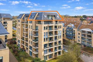 Een rustig gelegen, zeer lichtrijk en ruim penthouse-appartement (116m²) met 3 slaapkamers + 2 badkamers, panoramisch terras (10m²),...