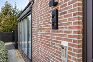 <p><span>Tweewoonst te koop in Ham ideaal voor kangoeroewonen of investering</span></p><p><span>In het gezellige Ham bevindt zich deze veelzijdige tweewoonst, perfect voor wie op zoek is naar een combinatie van wonen en investeren of kangoeroewonen.</span></p><p><span>Het </span><span>appartement</span><span>, bereikbaar via een gemeenschappelijke inkomhal, beschikt over een lichtrijke en ruime leefruimte met aansluitende keuken. Verder zijn er 2 comfortabele slaapkamers, een badkamer en een aangenaam, ruim zonnig terras waar u in alle rust kan genieten. Bovendien hoort bij het appartement een </span><span>aparte garage</span><span>.</span></p><p><span> </span></p><p><span>Troeven Appartement: </span></p><p><span>·8 zonnepanelen </span></p><p><span>·Nieuwe gasketel 2026</span></p><p><span>·Elektriciteit conform</span></p><p><span>·Gunstig EPC B</span></p><p><span>·Asbestveilig</span></p><p><span> </span></p><p><span>De </span><span>hoofdwoning</span><span> biedt een zee aan ruimte en comfort. U vindt er een grote leefruimte met open keuken, een praktische wasplaats die tevens kan dienen als extra doucheruimte, 4 volwaardige slaapkamers en een badkamer. Daarnaast is de woning volledig onderkelderd, wat zorgt voor heel wat extra bergruimte, en beschikt ze over een ruime opbergzolder.</span></p><p><span>Ook hier is er een </span><span>eigen garage</span><span> aanwezig voor 2 wagens. Buiten geniet u van een mooi aangelegde tuin met een gezellige overkapping, volledig uitgerust en ideaal voor ontspanning of het ontvangen van gasten.</span></p><p><span> </span></p><p><span>Troeven woning: </span></p><p><span>·Recent vernieuwde aluminium ramen en poorten </span></p><p><span>·18 zonnepanelen </span></p><p><span>·Airconditioning</span></p><p><span>·Laadpaal</span></p><p><span>·Warmtepompboiler</span></p><p><span>·Elektriciteit conform</span></p><p><span>·Volledig onderkelderd</span></p><p><span>·Ruime zolder</span></p><p><span> </span></p><p><span>Deze eigendom biedt tal van mogelijkheden en is een unieke kans voor wie ruimte, comfort en flexibiliteit zoekt. </span></p><p><span> </span></p><p><span> </span></p>