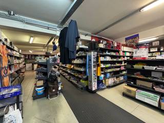 Handelsgelijkvloers 150m² op welgelegen commerciële locatie - hoge visibiliteitsgraad aan invalsweg Oostende (verbinding Gistel-Oostende) - brede etalage van 5m dit zorgt voor natuurlijk licht en veel publiciteitsmogelijkheden - parkeergelegenheid voor de deur + inpandige garage 20m² (toegang via Molenstraat) - beschikbaar vanaf 01 januari 2026.<br /><br /><u>Indeling:</u><br />Winkelruimte 90m² - achterliggende ruimte 17m² met berging 5m² - aparte ruimte met toegang tot meer berging ruimte + sanitair.<br /><br /><u>Troeven: </u><br />- EPC-label "B";<br />- Veel visibiliteit en veel passage;<br />- Diverse handelsbestemmingen mogelijk: winkel, boetiek, praktijk, ...;<br />- Aparte functionele bergruimtes;<br />- Inpandige garagebox 20m².<br />