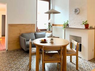 Op een boogscheut van het centrum van Gent staat onze charmante woning te koop.<br /><br />Het huis is gerenoveerd met stijl en met respect voor originele aspecten, zoals Victoriaanse tegels, open bakstenen muur en authentiek parket.<br /><br />Het huis beschikt over een ruime inkomhal met plaats voor fietsen, een apart toilet, eet- en leefruimte met toegang tot de keuken met berging en het kleine, maar gezellige zuidwestgerichte terras, en een grote, droge kelder.<br /><br />Op de 1ste verdieping bevindt zich de eerste, grote slaapkamer en een fantastische badkamer met ligbad, twee lavabos en een grote inloopdouche. De 2de verdieping is ingedeeld in een kantoor/werkruimte en een gezellige living, met toegang tot een ruime, en hoge mezzanine die momenteel dient als tweede slaapkamer. Deze verdieping kan als aparte duplex fungeren of ingedeeld worden tot twee extra slaapkamers.<br /><br />Het grootste voordeel: achter het huis bevindt zich een afgebakend perceel van 37 vierkante meter dat de toekomstige eigenaars voor een heel democratische prijs van Stad Gent kunnen kopen en inrichten als tuin.<br /><br />Het huis geniet van veel natuurlijk licht. Dankzij de zuidwestgerichtheid van de achtergevel, die de zon binnenbrengt in de eet- en leefruimte, de slaapkamer op de 1ste verdieping en de werkruimte op de 2de verdieping.<br /><br />De woning is voorzien van CV op gas met een gekeurde boiler, gekeurd elektriciteitsschema, digitale meters voor EGW en Fiber-aansluitingen. De kelder beschikt over een aansluiting voor een wasmachine. De keuken beschikt over een compacte vaatwasmachine. Met een EPC-score op de grens tussen D en C, bewaart het huis haar koelte in de zomer en warmte in de winter. Alle vensters zijn voorzien van minstens dubbel, dan wel driedubbel en zonwerend glas.<br /><br />Ons huis bevindt zich in een rustige straat in een vriendelijke wijk, en op 2 straten van de Gentse binnenring. Het huis heeft een Mobiscore van 9.2 met zowel tram- (T3) en (talloze) bushaltes op 200m met een snelle verbinding naar het historisch centrum.