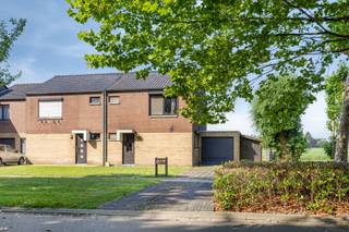 <p>Te koop: Halfopen te renoveren bebouwing op een rustige locatie in Muizen, met prachtig vrij uitzicht over de velden.</p><p>Deze te renoveren woning combineert een rustige, landelijke ligging met een praktische indeling, op een steenworp van Mechelen. Met drie volwaardige slaapkamers biedt deze woning alle troeven om uit te groeien tot uw ideale thuis. Vanuit de tuin geniet u dagelijks van een prachtig, vrij uitzicht over de omliggende velden, een unieke troef voor wie houdt van rust en natuur.</p><p><br /></p><p>Belangrijkste ruimtes:</p><p><br /></p><ul><li>Lichtrijke woonkamer met aanpalende veranda</li><li>Uitgeruste keuken</li><li>Badkamer met douche, toilet en wastafel in badkamermeubel</li><li>Drie slaapkamers</li><li>Inkomhal</li><li>Garage</li></ul><p>Troeven:</p><ul><li>Prachtig vrij uitzicht over de velden</li><li>Rustige, landelijke ligging op fietsafstand van Mechelen</li><li>Dicht bij winkels, scholen, openbaar vervoer en andere voorzieningen</li><li>Drie volwaardige slaapkamers</li></ul>