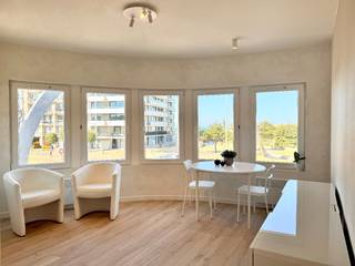 Gerenoveerd en bemeubeld appartement met zeezicht, op enkele stappen van het strand.<br /><br />Inkomhal, lichtrijke leefruimte, open en ingerichte keuken, slaapkamer met douche, wastafel en apart toilet.<br /><br />Uitstekende binnenafwerking - Fietsenberging aanwezig in de residentie - Elektriciteit conform<br /><br />EPC: 281 kWh / (m² jaar) - Label C<br /><br />Meer info en documenten op www.immodepanne.be