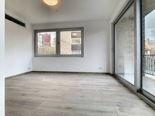 Gerenoveerde en lichtrijke studio met 1 slaapkamer en terras nabij het centrum van Roeselare.De studio heeft volgende indeling:-...