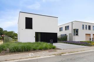 EXCLUSIEVE VILLA MET SUBLIEME AFWERKING – BOUWJAAR 2022 & E-PEIL 13Laat je verrassen door deze hyperuitgeruste villa van absolute topklasse, gebouwd...