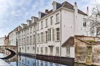 Vous recherchez un appartement moderne et unique au cœur de la ville ? Alors ce bel appartement neuf dans un magnifique manoir est exactement ce qu'il vous faut ! Grâce à son emplacement idéal et à ses finitions de haute qualité, cet appartement offre la combinaison parfaite entre confort moderne et charme historique. Disposition : 1 °C : - Hall d'entrée avec toilettes séparées- Local de rangement avec raccordement pour machine à laver (4 m²) - Deux chambres (14 m² - 12 m²) avec deux salles de bain (4 m²) avec douche à l'italienne et lavabo- Salon (50m²) avec cuisine ouverte avec réfrigérateur, hotte, cuisinière, évier et lave-vaisselleDans l'ensemble :- Prix de location : 950 000 €/mois- Frais de commission moyens : 100,00 €/mois- Place de parking : 150,00 €/mois (facultatif)