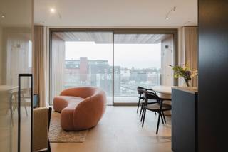 Volledig gemeubeld korte-termijn-verhuur appartement aan de Leie in Kortrijk. Het interieur is uitgerust met meubels van hoge kwaliteit, waardoor comfort gegarandeerd is.<br /><br />Het appartement omvat een elegante inkomhal, een lichtrijke leefruimte met open keuken en stijlvol kookeiland, en een overdekt terras met praktische terrasberging. Verder zijn er een wasberging, een apart toilet en twee smaakvol ingerichte slaapkamers met dubbele bedden, waarvan één omvormbaar is tot twee single bedden. Beide kamers zijn voorzien van kleerhangers. De moderne badkamer biedt een ruime inloopdouche.<br />Ondergronds beschik je over een private parkeerplaats en een afgesloten gemeenschappelijke fietsstalling.<br /><br />De huurprijs is btw-inclusief per maand. Daarnaast geldt een provisie van 79,5 €/maand voor water, gas, elektriciteit en internet, en 53 €/maand voor syndic.<br /><br /><br />Waarom net dit aanbod overwegen?<br /><br />-> beschikbaarheden 2026: enkel nog juli - augustus &amp; september!<br />-> gemeubeld<br />-> mooie &amp; centrale locatie<br />-> parking<br />-> overbrugging voor een bepaalde periode<br />-> net in Kortrijk voor korte tijd?<br /><br />Geïnteresseerd? Vul eenvoudig het contactformulier in en we nemen spoedig contact op.
