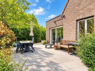<p>Deze vrijstaande gezinswoning met vier slaapkamers biedt verrassend veel ruimte en mogelijkheden dankzij de ruime achterbouw, ideaal voor wonen en werken onder één dak.</p>
<p>Via de inkomhal met gastentoilet bereik je de lichtrijke leefruimte met zit- en eethoek. De open, geïnstalleerde keuken biedt zicht op de tuin en toegang tot het terras. Aansluitend is er een bijkeuken met inbouwkasten. Via een aparte ingang bereik je de wachtruimte en praktijkruimte (voormalige garage). Daarnaast is er een ruime polyvalente ruimte met een schuifraam van 4 meter en zicht op de tuin, een apart toilet en een afgesloten wasplaats. Ideaal voor een zelfstandige activiteit, hobbyruimte of kangoeroewonen.</p>
<p>Op de eerste verdieping bevinden zich vier slaapkamers en een badkamer met bad, douche, lavabo en toilet. De zolder van ca. 36 m² biedt extra bergruimte.</p>
<p>De volledig aangelegde, afgesloten zuidwestgerichte tuin beschikt over een ruim terras, tuinhuis en zijpoort. De oprit met carport biedt plaats aan vijf wagens.</p>
<p>Extra troeven</p>
<ul>
<li>Instapklaar</li>
<li>Vergund voor handel</li>
<li>Mogelijkheid tot co-housing</li>
<li>Condenserende gasketel (2021)</li>
<li>3 toiletten</li>
<li>Nabij winkels, scholen en invalswegen</li>
</ul>
<br />Deze woning is te koop ZONDER makelaar via Smart Houses. Info of een bezoek? Contacteer de eigenaar via 0476/973.139