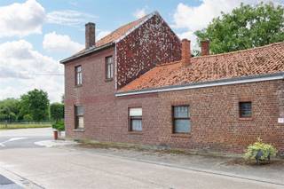 Uniek renovatieproject met karakter - voormalig café met woonst met tal van mogelijkheden op gunstige locatie Omgeving:+ Gunstig gelegen in een...