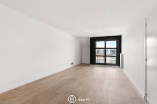 Dit ruime appartement inclusief garage is gelegen aan de Arnold Maastraat 10 bus 9 in Hasselt, op de derde verdieping van een verzorgd appartementsgebouw en vlak buiten de kleine ring van Hasselt.<br /><br />Dankzij deze centrale ligging bereik je snel het stadscentrum en heb je tegelijk een goede verbinding naar de belangrijkste invalswegen. <br /><br />Je komt het appartement binnen via een ruime inkomhal met plaats voor een vestiaire en het gastentoilet.<br />Aan de voorzijde geeft de leefruimte rechtstreeks toegang tot het terras. Aansluitend bevindt zich de keuken, die in 2026 volledig werd vernieuwd. Verder beschikt het appartement over een ruime slaapkamer, een dressingruimte en een badkamer met bad, douche en enkele lavabo. De badkamer werd in 2015 vernieuwd.<br />Er is ten slotte nog een zeer ruime privatieve zolder, ideaal voor extra stockage.<br /><br />Op het gelijkvloers beschik je nog over een afzonderlijke privatieve berging. Aan de achterzijde van het gebouw bevindt zich een privatieve garagebox. De gemeenschappelijke kosten bedragen € 99 per maand.<br /><br /><strong>Troeven:</strong>
<ul>
	<li>Garagebox inclusief</li>
	<li>Centrale ligging in Hasselt, op korte afstand van de kleine ring</li>
	<li>Lift aanwezig</li>
	<li>Keuken vernieuwd in 2026</li>
	<li>Gasketel vernieuwd in 2015</li>
	<li>Zeer ruime zolder</li>
	<li>Privatieve berging</li>
	<li>Ramen vernieuwd in 2015</li>
</ul>
Wil je dit appartement graag zelf ontdekken? Neem contact met ons op via lize@optie-m.be of 0468 21 87 49. <br /><br />Wil je weten wat jouw woning waard is? Contacteer ons via bovenstaande gegevens voor meer informatie.<br />Extra informatie: VG – WG – VV – GMO - GVKR