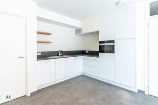<span>Energiezuinig appartement op de eerste verdieping, in residentie 'Guldenhof', met zongeoriënteerd terras.</span><br /><span>Rustig gelegen in het centrum van Loenhout.</span><br /><br /><span>Indeling </span><span>: </span><br /><span>inkomhal, toilet, berging, woonkamer met open ingerichte keuken en aansluitend terras en tuintje, twee slaapkamers, badkamer ;</span><br /><span>autostaanplaats P10 en kelderberging nr. 10 in ondergrondse parkeergarage. </span><br /><br /><span>Residentie 'Guldenhof' is voorzien van zonnepanelen en gekwalificeert als 'Bijna Energie Neutraal' ('BEN'). </span>