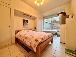 Dit gelijkvloerse appartement omvat een inkomhal die toegang biedt tot de leefruimte, badkamer en slaapkamer. In de inkomhal zijn verschillende ingebouwde kasten beschikbaar als opbergruimte.<br />De leefruimte bevindt zich aan de straatzijde en grenst aan de keuken. De keuken is uitgerust met een gasfornuis, spoelbak, vrijstaande koelkast/diepvries en een vrijstaande vaatwasmachine (klein model). Tevens is er aansluiting voor een wasmachine aanwezig.<br />De badkamer beschikt over een toilet, inloopdouche en een lavabomeubel.<br />Aan de achterzijde van het appartement bevindt zich de slaapkamer met toegang tot het terras. In de slaapkamer zijn opnieuw veel ingebouwde kasten aanwezig, wat voor een ruim gevoel zorgt.<br />Het terras ontvangt zonlicht in de ochtend en namiddag.<br /><br />Pluspunten:<br />•Nabijheid van de Zeedijk<br />•Gelijkvloers appartement<br />•Gunstig EPC<br />De eigenares heeft reeds een grote som betaald voor toekomstig kosten aan het gebouw.<br /><br />Heeft u interesse in dit appartement? Aarzel dan niet om contact met ons op te nemen!