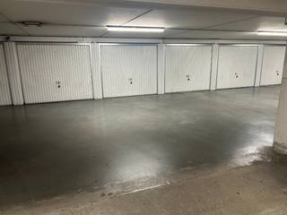  * Automatische hoofdpoort * Op wandelafstand van de Zeedijk  * Afmetingen: hoogte 2m10 - breedte 2m35 - diepte 5m60 (buitenpoort maximum hoogte...