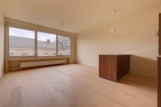 <p><span>Luxueus gerenoveerd 1-slaapkamer appartement aan het Mechelseplein.</span><span> Ideaal voor </span><span>starters</span><span>, </span><span>studenten </span><span>of als </span><span>belegging</span><span>!</span></p><p><span> </span></p><p><span>Gelegen in een gezellige buurt met tal van bars, restaurants en cafés, en op wandelafstand van scholen, winkels en alle openbaar vervoer. Pal in het hart van Antwerpen, op wandelafstand van het historische centrum met makkelijke verbindingen naar alle in- en uitvalswegen.</span></p><p><span> </span></p><p><span>Indeling:</span></p><p><span> </span></p><p><span>We bereiken via de lift de </span><span>3de verdieping</span><span> van het gebouw. </span></p><p><span>Via de </span><span>inkomhal </span><span>met ingemaakte vestiairekasten (incl aansluitingen WM/DK) komen we in de lichte </span><span>leefruimte </span><span>met </span><span>luxueuze open ingerichte keuken</span><span>. Deze is voorzien van alle moderne comfort en stijlvol afgewerkt. </span></p><p><span>Achteraan is er een ruime </span><span>aparte slaapkame</span><span>r waar het rustig slapen is. </span></p><p><span>Tenslotte is er nog een betegelde </span><span>badkamer </span><span>met inloopdouche, toilet en lavabomeubel.</span></p><p><span> </span></p><p><span>Bijzonderheden:</span></p><p><span> </span></p><p><span>- onmiddellijk beschikbaar</span></p><p><span>- net volledig gerenoveerd</span></p><p><span>- geen asbest</span></p><p><span>- elektriciteit conform AREI</span></p><p><span>- goed gebouw op TOPLOCATIE</span></p><p><span>- uitstekende investering</span></p><p><span> </span></p><p><span>Lijkt dit gezellige appartement in Antwerpen aan het Mechelseplein iets voor jou te zijn, ben je op zoek naar ander vastgoed te koop of te huur in Antwerpen of wens je de waarde van jouw eigendom te kennen? </span></p><p><span>Dan ben je bij BOLT IMMO aan het juiste adres! Wij helpen jou graag verder. Bel 03 568 68 06 of mail naar <span>info@bolt.immo</span></span></p><p><span> </span></p>