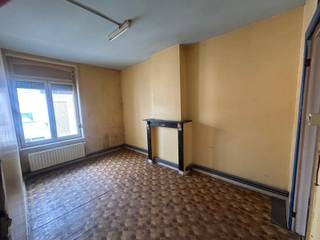 VOLLEDIG TE RENOVEREN EENGEZINSWONING MET TUIN EN MOGELIJK 4 SLAAPKAMERS. Zeer statige burgerwoning aan de stadsrand in een rustige straat...