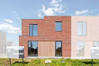 Binnen de ring van Roeselare, op het grondgebied van Hooglede, bevindt zich deze moderne halfopen woning (lot 90) met plat dak. De woning beschikt over een lichtrijke leefruimte, een kwalitatief ingerichte open keuken met aansluitende de wasplaats. Er zijn 2 aparte toiletten. Eén op elke verdieping. Boven bevinden zich 3 slaapkamers, een badkamer met douche én bad en een aparte berging. Er kan een carport voorzien worden voor de auto. De woning werd reeds opgebouwd en wordt volgens de wensen van de klant door Dumobil volledig verder afgewerkt en instapklaar opgeleverd. Voorzien van alle nodige vloerbekleding, met aangelegde tuin voorzien van een afsluiting, terras en gazon en een aangelegde voortuin met oprit en pad naar de voordeur.<br /><br />Door de combinatie van het warmtenet en zonnepanelen verwarm je duurzaam met vloerverwarming en de nieuwste technieken. Met een E-peil onder de 20 geniet je van heel wat voordelen en als bewoner van dit futureproof woonproject beschik je daarbij over alle faciliteiten van het e-mobipunt. Er is een vlotte verbinding met de ring rond Roeselare en het centrum van Roeselare.<br /><br />Deze all-inprijs excl. kosten omvat een volledig afgewerkte, instapklare woning met álle voorzieningen en omgevingswerken inbegrepen. De totale kostprijs inclusief wettelijke kosten waaronder registratierechten, btw, notariskosten en aansluitingskosten kan je eenvoudig bekijken op onze <u><strong>website</strong></u>: <u><strong>www.dumobil.be/nl/woonprojecten/projecten/hooglede-nieuwbouwwoningen</strong></u> En/of contacteer onze bouwadviseur Sam Borrey voor meer info: 0483/21.01.33 | sam@dumobil.be