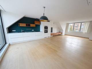 <p><strong>Bekijk het 360° virtuele bezoek op www.living-stone.be en plan er je afpraak.<br /></strong><br />Duplexappartement in klein gebouw. <br />2e + 3e verdieping zonder personenlift, wel een goederenlift. <br /><br />Eigentijds en aangenaam wonen in een duplexappartement met veel lichtinval en 2 terrassen in het centrum van Dilbeek. <br />Gelegen dichtbij scholen, winkels, park, Westrand en openbaar vervoer. <br /><br />Op de tweede verdieping bestaat deze duplex uit een inkomhal met open bureauruimte, douchekamer (met wastafel), apart toilet, bergruimte met aansluiting voor wasmachine en 2 slaapkamers waarvan 1 met dressing en terras (naar het westen). <br /><br />De leefruimte met volledig geïnstalleerde keuken (vaatwas, koelkast, oven, microgolf, dampkap, spoeltafel en stoomoven) en terras (naar het oosten) bevinden zich op de 3e verdieping van deze aangename duplex. <br /><br />Het appartement is uitgerust met kwalitatieve materialen (eik- en bamboeparket) en apparaturen (merk: Miele).<br />Er zijn eveneens verlichtingsarmaturen, gordijnen en vliegenramen voorzien.<br /><br />De ruime kelder en de gemeenschappelijke fietsenstalling zijn een extra troef!<br /><br />EPB: 111 kWh/m (Klasse B)</p>