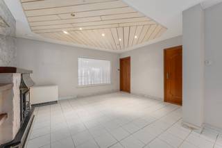 Deze volledig te renoveren woning aan de rand van Deerlijk bestaat uit:<br />- Gelijkvloers met: inkomhal, ruime leefruimte met houtkachel, ruimte voor een slaapkamer of bureau, ingerichte keuken (met fornuis, oven, microgolfoven en vaatwasmachine), toilet, bijkeuken, badkamer (met dubbele lavabo en ligbad), kelder, terras met tuinberging en zeer ruime garage met berging die kan gebruikt worden als opslagruimte;<br />- De 1e verdieping met: 2 slaapkamers en niet-geïsoleerde zolderruimte.<br />Deze woning beschikt over: verwarming op elektriciteit (accumulatie), een regenput en een waterontharder.<br />Deze woning is onderhevig aan de geldende renovatieplicht en dient gerenoveerd te worden naar energielabel D.<br />Bent u iemand die zelf de handen uit de mouwen kan steken, leg dan nu uw afspraak vast aan deze woning met mogelijkheden.