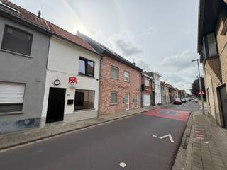 <strong>Roeselare - Starterswoning of investeringspand op centrale ligging te koop.</strong><br /><br />Op zoek naar je eerste woning of investeringspand? Dan is deze instapklare moderne woning iets voor u! Nabij stad Roeselare en dicht bij winkels zit je op de perfecte ligging.<br /><br /><strong>Indeling:</strong><br />Inkomhal, badkamer, toilet, living met open keuken en zicht op de koer.<br /><u>1ste verdieping:</u> 2 slaapkamers<br /><u>2de verdieping:</u> ruime derde kamer<br /><br /><strong>Troeven:</strong>
<ul><li>Instapklaar</li><li>EPC B</li><li>Conforme elektriciteit</li><li>Publieke parking</li><li>Nabij scholen en winkels</li><li>Centraal gelegen</li><li>Volledig gerenoveerd</li></ul>