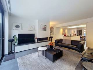 <p>Deze aangename woning is gelegen in residentie La Couverture, op een centrale en rustige ligging in Aalst. De woning bevindt zich tussen twee straten en is bereikbaar via een private oprit, waardoor u geen doorgaand verkeer heeft. Ze is ook toegankelijk via de Sint-Jozefstraat, vlak bij een school. Winkels, openbaar vervoer en belangrijke verbindingswegen bevinden zich in de nabije omgeving.</p>
<p>Via de inkomhal komt u in de lichtrijke leefruimte met open keuken en gezellige zithoek. Grote raampartijen zorgen voor een aangename lichtinval en zicht op het terras voor- en achteraan. De vide in de keuken brengt extra natuurlijk licht en een ruimtelijk gevoel.</p>
<p>Op de eerste verdieping bevinden zich een ruime nachthal met plaats voor een bureau en drie volwaardige slaapkamers, waarvan één met ingemaakte kasten. De stijlvolle badkamer beschikt over een ruime douche, ligbad, toilet en wasmeubel. De open nok zorgt voor een luchtige en royale uitstraling.</p>
<p>Een ondergrondse autostaanplaats is optioneel aan te kopen voor € 38.000.</p>
<p>Troeven:</p>
<ul>
<li>Rustige ligging zonder doorgaand verkeer</li>
<li>Private oprit</li>
<li>Vlakbij school en winkelcentrum</li>
<li>Op 800 m van het station</li>
<li>Twee terrassen</li>
<li>Vloerverwarming</li>
<li>Autostaanplaats optioneel</li>
</ul>
<p><br />Deze woning is te koop ZONDER makelaar via Smart Houses. Interesse? Contacteer rechtstreeks de eigenaar via +32485644523</p>
