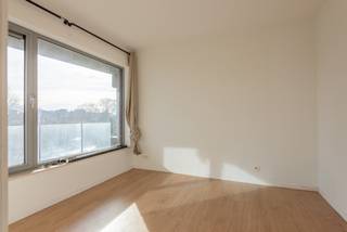 Instapklaar appartement op 4eV (met lift) bestaande uit : Inkomhal met vestiaire, apart hangtoilet, nachthal, modern ingerichte badkamer,...