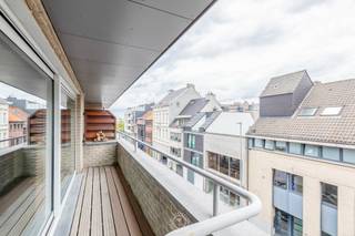Bijzonder interessant appartement met <strong>3 slaapkamers</strong>, <strong>3 terrassen, een extra externe berging</strong> en <strong>autostaanplaats</strong> in een <strong>recente residentie met lift</strong> op <strong>wandelafstand van het station van Sint-Niklaas</strong>.<br /><br />Je komt het appartement gelegen op de derde verdieping binnen waar zich rechts een <strong>afzonderlijke gastentoilet </strong>bevindt en links een trap naar de onderliggende verdieping (2e) waar zich een hal met <strong>ruim bureel/slaapkamer en buitenterras </strong>bevindt.<br />Deze ruimte is discreet en licht afgescheiden van het appartement en vormt een <strong>zeer interessante situatie </strong>voor iemand die frequent thuis werkt, een vrij beroep uitoefent, co-housing wenst enzoverder.<br />Maar zeer zeker ook als een derde slaapkamer.<br />De leefruimte is ruim en komt uit op <strong>het voorliggende terras</strong> aan de straatzijde dat eveneens in verbinding staat met de zeer verzorgde en goed uitgeruste keuken en annex berging.<br />Het appartement is voorzien van een uiterst verzorgde badkamer (toilet, lavabo en douche) en extra twee slaapkamers waarvan ook één met een <strong>ruim terras</strong>. <br /><br />Er is een verslag voorhanden van de elektrische installatie <strong>conform de reglementering</strong> en een <strong>zeer gunstig EPC</strong> van 130kWh/m².<br /><br />Dit <strong>ruim (123m²!) drie slaapkamer appartement inclusief de autostaanplaats</strong> heeft een <strong>zeer goede prijs/kwaliteit verhouding</strong>!<br /><br /><strong>Kortom een uitzonderlijke kans van formaat! </strong>