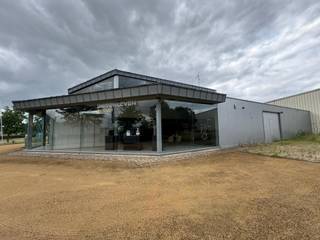 Showroom with storage space for rent in Zottegem. Located along the N42 with a very easy connection to the E40, exit 17 Wetteren. The 385 m²...