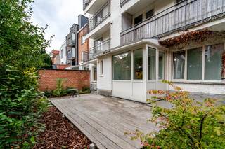 Bent u op zoek naar een comfortabel appartement met drie slaapkamers en tuin in het centrum van Leuven?<br /><br />Het appartement bevindt zich op de gelijkvloerse verdieping en omvat 3 volwaardige slaapkamers, een lichtvolle leefruimte, een volledig geïnstalleerde keuken met voldoende werkplaats en een prachtige tuin met terras. De badkamer bestaat uit een inloopdouche, een dubbele lavabomeubel met spiegelkast en een toilet. Tenslotte is er nog een berging met aansluiting voor een wasmachine en een ruime kelderberging.<br /><br />Het appartement beschikt over een gunstige energiescore ( EPC B ), is zeer goed onderhouden en is uitgerust met ingebouwde kasten, gordijnrails en lichtarmaturen.<br /><br />Het appartement is beschikbaar vanaf 1/12/2025 als hoofdverblijfplaats. De huurprijs bedraag 1375 EUR + 200 EUR kosten (provisie verwarming en water + onderhoud en verbruik gemeenschap)<br /><br />Lijkt dit comfortabele uitstekend gelegen appartement echt iets voor jou? Aarzel dan niet en plan een bezoek via onze online agenda.<br />Voor vragen zijn wij telefonisch bereikbaar op weekdagen tussen 10u en 13u, behalve op woensdagen.