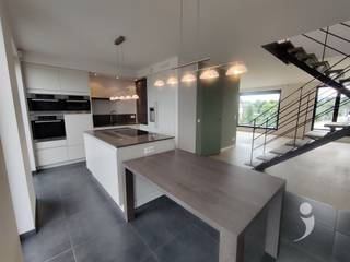 Luxueus appartement met top locatie te Hoegaarden.Vlak naast de lift is de inkom van het appartement met een stevige veiligheidsdeur dat voorzien is...