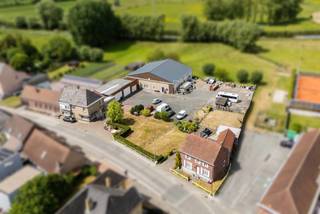 Dit investeringsproject omvat vier kadastrale letters, opgesplitst in twee woningen en een loods.<br /><br />1. Woning 1: Grimmingeplein 9 <br />Deze te renoveren vrijstaande woning omvat op het gelijkvloers een inkomhal met woonruimte, keuken met aansluitend een badkamer en slaapkamer. Op de eerste verdieping en 3 slaapkamers en een sanitaire ruimte. Aansluitend ook nog een garage en berging in de tuin. <br />EPC: F (542 Kwh/m2 jaar)*. <br />Asbest attest beschikbaar. Overstromingsgevoeligheid gebouw Score A. Gebouw in woongebied<br /><br />2. Woning 2: Rijtestraat 8 <br />Deze te renoveren half open bebouwing woning omvat op het gelijkvloers een inkomhal met woonruimte, bureel, keuken met aansluitend twee grote garages ruimte van resp. 71 en 90 m2 . Op de eerste verdieping 4 slaapkamers en een sanitaire ruimte. <br />EPC: E (474 Kwh/m2 jaar)*. <br />Asbest attest beschikbaar. Overstromingsgevoeligheid gebouw Score A; Gebouw in woongebied<br />*bovenvermelde woningen vallen onder de "Vlaamse Renovatieverplichting"<br /><br />3. polyvalent pand van meer dan 460 m2 met ruime parking<br />Overstromingsgevoeligheid gebouw Score A.<br /><br />Interesse in dit investeringsproject? <br />Reply dan door het contactformulier in te vullen op deze pagina. U ontvangt dan van ons alle beschikbare info( kadaster, stedenbouw, VGI, EPC , asbest, ...) <br />Bijkomende foto's van de woningen en loods zijn beschikbaar op aanvraag. Vermelde afmetingen in op de foto's zijn informatief en niet bindend. <br />Pieter Cardoen, 0475 36 12 52, pieter@cornelis-partners.be