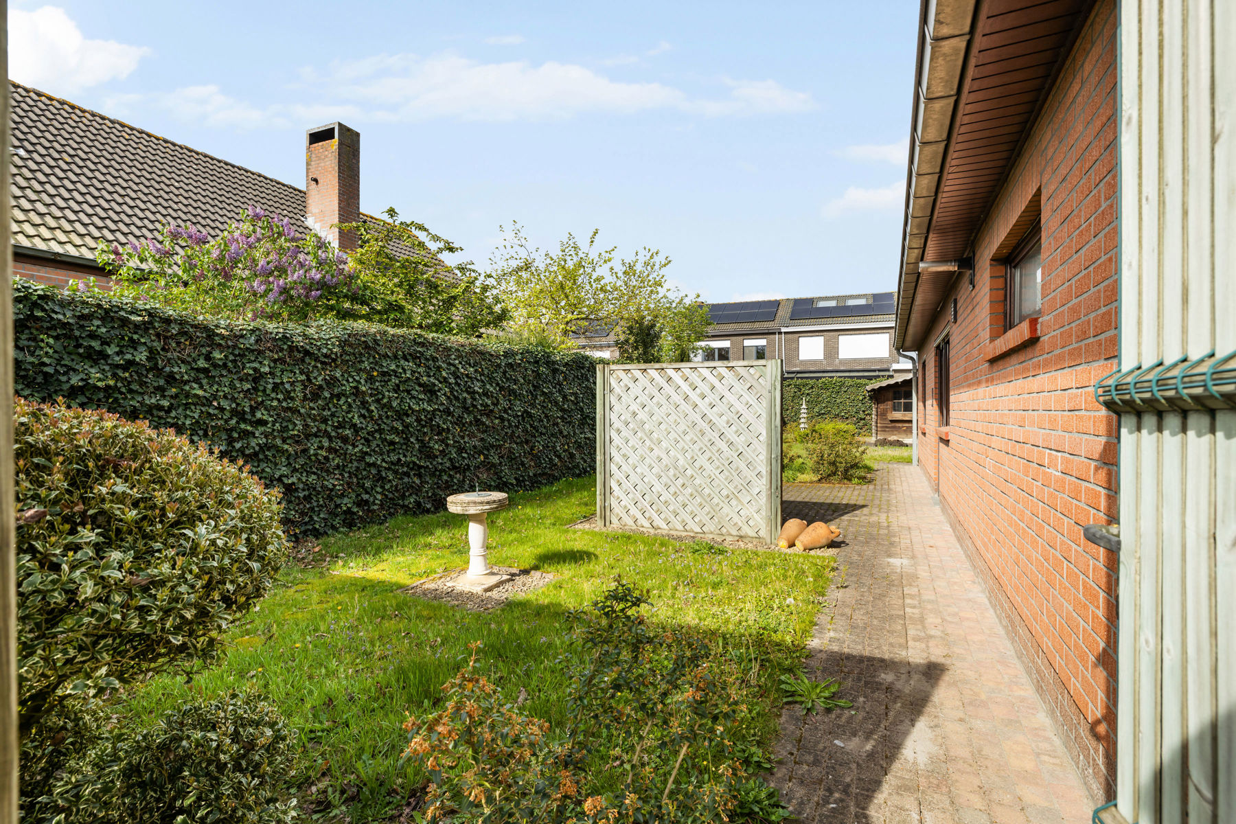 Charmante te renoveren bungalow met mooi aangelegde tuin - foto 4