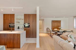 Ruim luxueus afgewerkte gelijkvloers appartement (2019) met tuin en garagebox!Inkomhal met gastentoilet en ingemaakte vestiairekasten. Via...