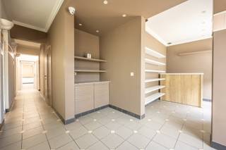 Op zoek naar een commercieel pand op een absolute toplocatie in Waregem?Dit ruime handelspand biedt tal van mogelijkheden voor wie zichtbaarheid,...