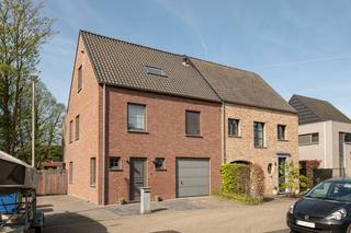Droomt u van rustig wonen in een veilige, kindvriendelijke omgeving met alle comfort én uitstekende energiezuinigheid? Dan is deze verzorgde halfopen bebouwing in Grobbendonk, net over de grens met Pulle (Zandhoven), precies wat u zoekt.<br /><br />De woning is gelegen op het einde van een doodlopende straat, wat garant staat voor maximale rust en veiligheid. Alle voorzieningen zoals bakker, slager, supermarkt, apotheek, scholen en jeugdbeweging bevinden zich op fietsafstand. Bovendien geniet u van een uitstekende bereikbaarheid: binnen 10 minuten bereikt u zowel de E34 en E313 als het treinstation.<br /><br />Indeling:<br />Via de ruime inkomhal met ingemaakte kasten en gastentoilet betreedt u de woning. De lichtrijke leefruimte biedt voldoende plaats voor een gezellige zithoek en een grote eettafel. De volledig uitgeruste keuken beschikt over alle moderne toestellen (vaatwasser, oven, microgolf, inductiekookplaat en koelkast) en sluit aan op een praktische berging. Verder is er een inpandige garage met aansluiting voor wasmachine en droogkast.<br /><br />Op de eerste verdieping bevinden zich twee ruime slaapkamers en een comfortabele badkamer met dubbele lavabo, toilet, inloopdouche én ligbad.<br /><br />De zolderverdieping werd ingericht als een zeer ruime derde slaapkamer met ingemaakte kasten.<br /><br />Buitenruimte:<br />De onderhoudsvriendelijke, zuidwest georiënteerde tuin met overkapping is de ideale plek om te ontspannen en te genieten van de zon. Het bijgebouw van maar liefst 40 m² biedt tal van mogelijkheden: hobbyruimte, atelier of extra opslag.<br />Extra troeven:<br />23 zonnepanelen (± 9 kWp)<br />Vloerverwarming op het gelijkvloers<br />Radiatoren op de verdieping<br />Airconditioning in de slaapkamers<br />Energiezuinig: EPC A (score: 17)<br />Kortom: een instapklare, energiezuinige woning op een toplocatie voor wie comfortabel en rustig wil wonen met alle voorzieningen binnen handbereik.<br /><br />Ontdek deze woning nu al via de interactieve grondplannen met foto’s.<br />Surf naar www.wijns.be en klik op “virtueel bezoek”.<br /><br />📞 Voor meer informatie of een bezoek: 0473 33 33 33<br />✉️ philip@wijns.be