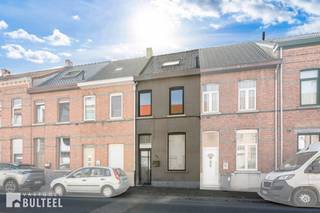 Deze instapklare woning in het centrum van Sint-Niklaas biedt u op het gelijkvloers een inkomhal, een berging, een apart toilet, een...