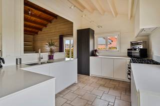 Gezinswoning met 4 slaapkamers, 2 badkamers én volledige onderkeldering met inpandige garage op een breed perceel van 1190m². Vlakbij het groen en...