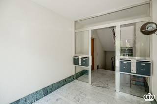 <p><span>Ruim 3-slaapkamerappartement met 2 terrassen, garagebox en EPC-label B in Heide!</span></p><p><span>Dit ruime en goed onderhouden appartement is rustig gelegen in een doodlopende straat, in het centrum van Heide-Kalmthout. Het bevindt zich op de eerste verdieping van een kleinschalig appartementsgebouw en is bereikbaar via een trap.<br />Via de inkomhal met gastentoilet, handenwasser en vestiairekasten komt u in de aangename, lichtrijke leefruimte met parketvloer. Deze is ingedeeld in een gezellige zithoek en een aparte eethoek, met rechtstreekse toegang tot het eerste terras.<br />Aansluitend bevindt zich de aparte, ingerichte keuken op tegelvloer. Deze kan eventueel opengewerkt worden naar de leefruimte.<br />Het appartement beschikt verder over drie ruime slaapkamers met vinylvloer. Twee slaapkamers geven rechtstreeks uit op het tweede terras, waar u geniet van een aangenaam, open zicht op het groen. Dit terras biedt bovendien extra bergruimte.<br />De aparte badkamer is uitgerust met een wastafel, ligbad en aansluiting voor een wasmachine. De verwarming gebeurt via een individuele, condenserende Vaillant ecoTEC pro-cv-ketel op aardgas (2010).<br />Bij het appartement hoort een ruime garagebox met elektriciteit, die verplicht aan te kopen is voor 35.000 euro.</span></p><p><span>Bijzonderheden:<br />- Rustige topligging in het centrum van Heide-Kalmthout, op wandelafstand van openbaar vervoer, winkels, horeca, scholen en andere voorzieningen.<br />- Kleinschalig appartementsgebouw met lage gemeenschappelijke kosten.<br />- Gunstig EPC-label B dankzij verschillende energetische vernieuwingen: vernieuwd dak met 14 cm isolatie (2026), gevelisolatie van 10 cm met crepi-afwerking (2023) en nieuwe ramen (2020).<br />- Twee aangename terrassen met zicht op het groen.<br />- Ruime garagebox met elektriciteit.<br />- De vermelde oppervlakte is indicatief en gebaseerd op het EPC.</span></p><p><span> </span></p>