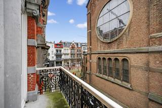 <p>La Sérénité is veel meer dan een woning; het is een uitzonderlijk stukje Belle Époque-erfgoed in het hart van Blankenberge. Dit beschermde herenhuis uit 1901-1902 combineert een unieke architectuur met het comfort van vandaag. Tussen 2014 en 2016 werd de woning met respect voor haar authentieke karakter grondig gerenoveerd, waardoor charme en hedendaags wooncomfort perfect samengaan.</p><p>Met een bewoonbare oppervlakte van ca. 255 m², verdeeld over vijf volwaardige niveaus, beschikt deze eigendom over een ruime leefruimte met ingerichte keuken, vijf slaapkamers, twee badkamers, een garage, berging en gastentoilet. Dankzij deze indeling is de woning ideaal als ruime gezinswoning, exclusieve tweede verblijfplaats aan zee of voor wie wonen en werken wil combineren.</p><p>Gelegen op wandelafstand van het strand, de zeedijk, de jachthaven, winkels en horecazaken geniet u van een absolute toplocatie in het centrum van Blankenberge.</p><p>Authentieke herenhuizen met een beschermde erfgoedstatus en een dergelijke uitstraling komen slechts zelden op de markt. La Sérénité biedt een unieke kans voor liefhebbers van karaktervolle architectuur die op zoek zijn naar een exclusieve woning met een rijke geschiedenis en een tijdloze uitstraling.</p><p>Interesse?</p>