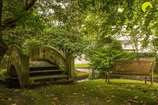 <p><span>Op een uitstekende locatie in Mortsel, vinden we dit ruim en gerenoveerd (2021) appartement met zicht op groen en een unieke parktuin! Het openbaar vervoer (bus, tram en trein) en tal van winkels zijn vlakbij gelegen. </span></p><p><span> </span></p><p><span>Indeling</span></p><p><span>Via de trap of lift gaan we naar de 2e verdieping en betreden we het appartement. We stappen binnen in de ruime inkomhal (+/-10m²) met mogelijkheid tot vestiaire van waaruit we toegang hebben tot de lichte en aangename woonkamer (+/-40m²) met prachtige haard en met toegang tot het terras (+/-8m²) vooraan. Hier aansluitend vinden we de ingerichte keuken (+/-10m²) op tegelvloer welke voorzien is van een keramisch kookvuur (oven, dampkap , spoelbak, vaatwasser, diepvries, koelkast en voldoende bergruimte). Verder geeft de inkomhal toegang tot de 3 ruime slaapkamers (11m², 11m² en 17m² ) allen voorzien van een schuifraam met toegang tot het aangename Zuidoost geörienteerde terras (+/-13m²) met zicht op het park en tot de aparte berging (+/-5m²) met ingemaakte kastenwand. Hiernaast kunnen we vanuit de inkomhal ook naar de ingerichte badkamer (+/-5m²), voorzien van een ligbad, lavabo met spiegelkast en de aansluiting voor het wasmachine. Het gasten toilet is apart en is voorzien van een handenwasser. Het volledige appartement is voorzien van een nieuwe laminaatvloer.</span></p><p><span> </span></p><p><span>Bij het appartement hoort ook nog een praktische kelderberging, een ondergrondse garagebox en 2 ondergrondse fiets staanplaatsen welke inbegrepen zijn in de huurprijs!! </span></p><p><span> </span></p><p><span>Algemeen: Terrassen volledig vernieuwd (2014), liften zijn aangepast en conform, individuele verwarming op gas, individuele meters, verlichting gemene delen volledig vernieuwd (2015), dak vernieuwd en geïsoleerd (2016), vernieuwde parlofonie (2017), schouwen vernieuwd en privatieve condensatieketel (2021)! </span></p><p><span> </span></p><p><span>Nuttige informatie</span></p><p><span>- Onmiddellijk beschikbaar! </span></p><p><span>- Waarborg 3 maanden</span></p><p><span>- Plaatsbeschrijving: 225 euro per partij</span></p><p><span>- EPC: 190 kWh/(m² jaar)</span></p><p><span>- Gemeenschappelijke kosten: 100 euro (incl. lift, minuterie, syndicus, onderhoud gebouw en tuin, blokpolis) - aparte nuts voorzieningen. </span></p><p><span> </span></p><p><span>Boek nu zelf ONLINE uw afspraak in. Surf naar het betreffende eigendom op onze website www.habicom.be en klik op de roze knop 'PLAN EEN BEZOEK'. </span></p><p><span>Voor meer info surf naar www.habicom.be.</span></p><p><span> </span></p>